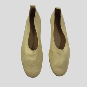 Everlane the day glove flats in light yellow  Italian leather size 11